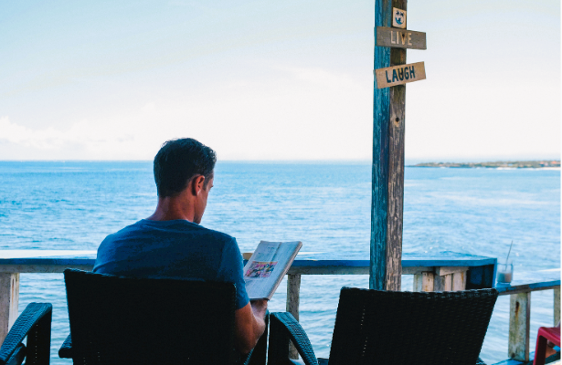 男性が本を読んでいる画像